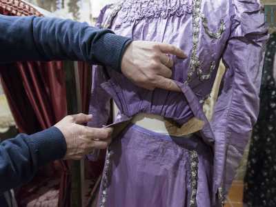 �� stato trovato in una soffitta, sporco di escrementi di colombo - sottolinea l'espositore -. Sono riuscito ad averlo offrendo in cambio delle cartoline rare. Poi grazie all�aiuto di un�esperta del tessile che fa parte dell�associazione, l�ho ripulito con cura, riparandone la parte consumata�